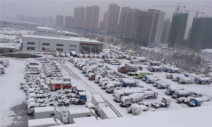 大雪覆蓋的消防車 大雪覆蓋的消防車