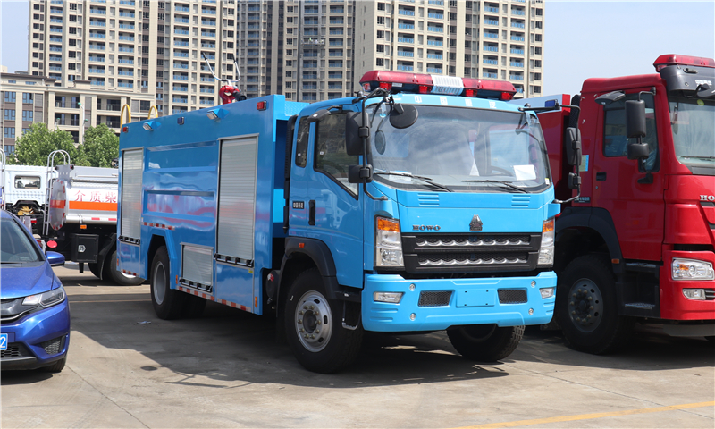 天藍(lán)色消防車(chē) 天藍(lán)色消防車(chē)